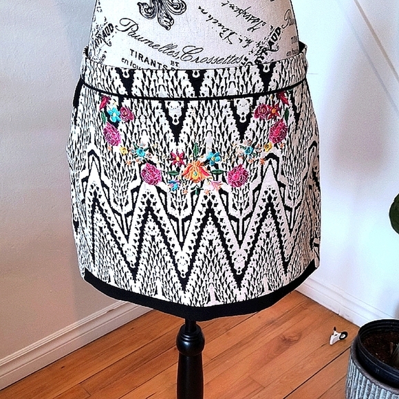 Desigual Embroidered Black and White Mini Skirt - Picture 6 of 10